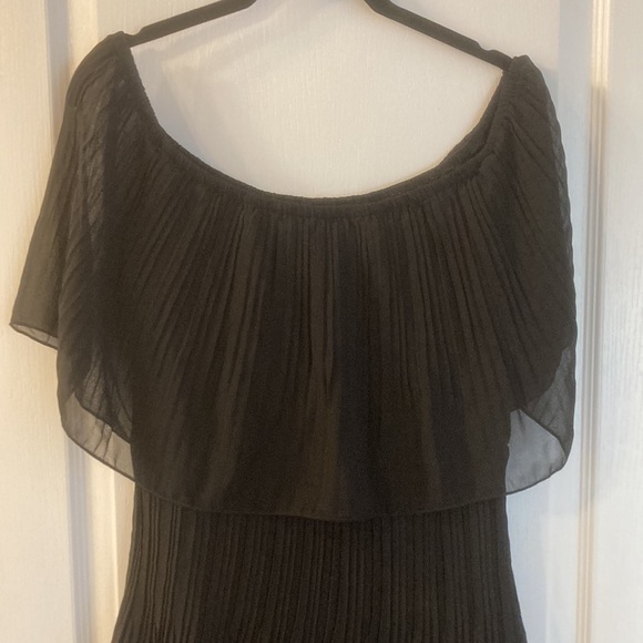 Off shoulder Pleated Dress - Picture 2 of 5